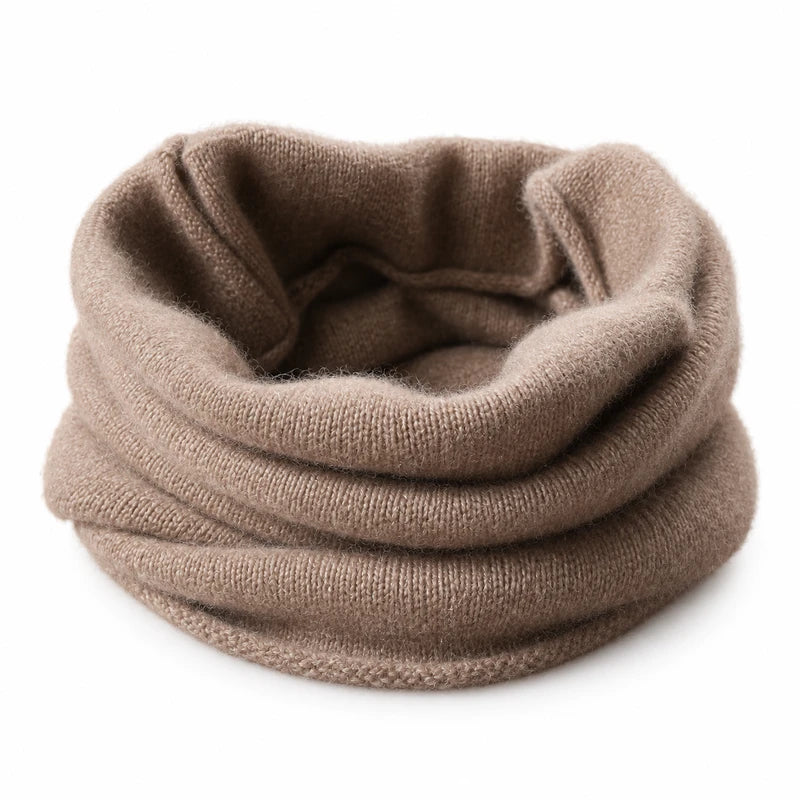 Écharpe tube en laine taupe sur fond blanc, col snood en maille douce