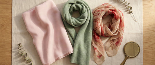 Châle, étole, écharpe et foulard posés côte à côte pour comparer leurs formes et leurs tailles
