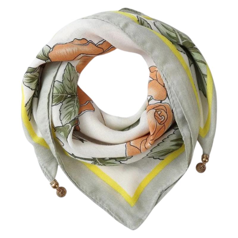 Chèche Foulard Breloques gros plan motif floral - Beige et Moutarde - Orange et Beige - Vert Foncé et Blanc - Rose Pâle et Corail - Crème et Vert Olive - Beige et Noir - Orange Pied de Poule - Violet à Pois - Bleu à Pois - Beige et Blanc - Noir et Blanc - Blanc et Bleu - Marron Fleuri - Rose et Orange