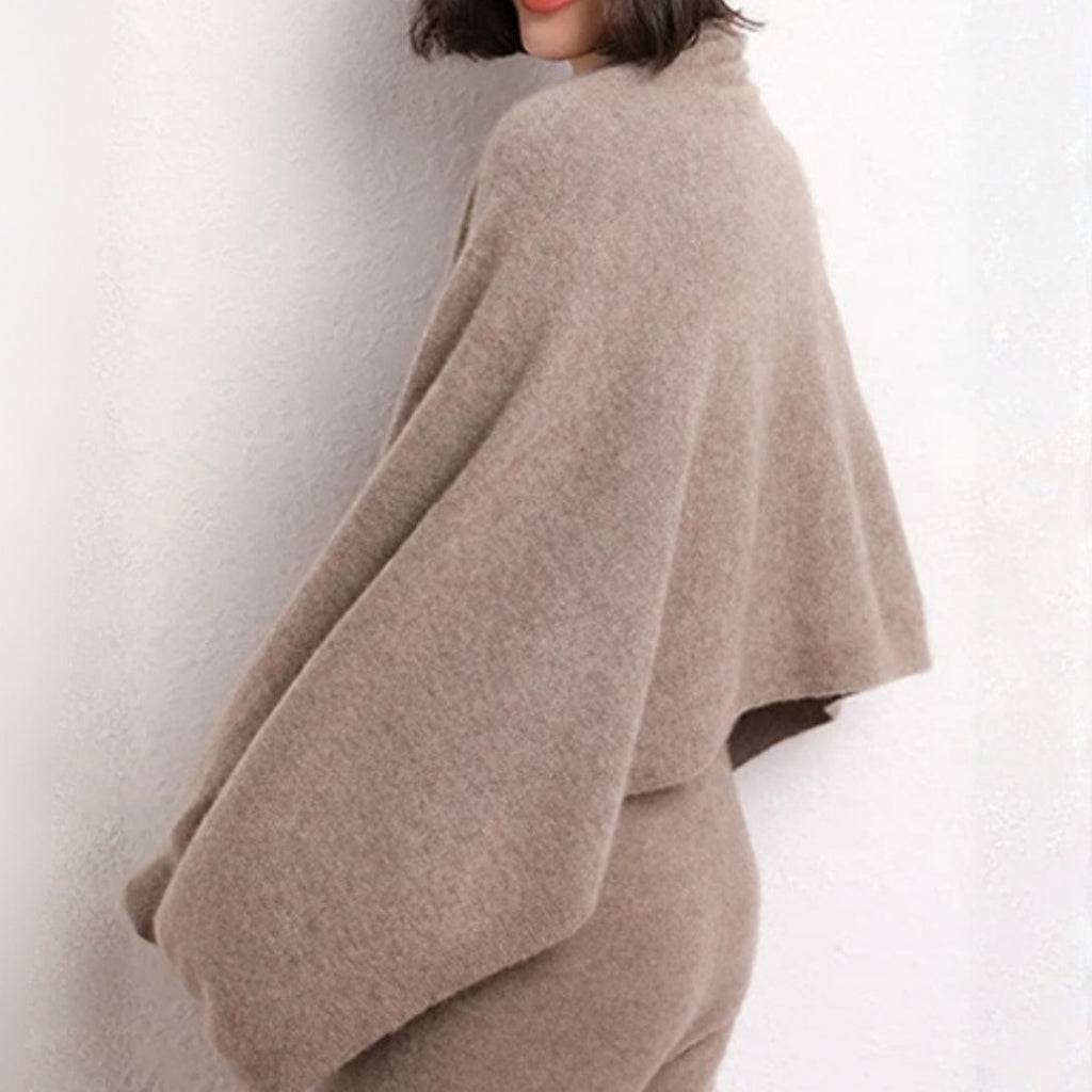 Écharpe Cape en Cachemire Femme portée sur une personne - Beige Doux - Blanc Pur - Noir Charbon - Marron Doux