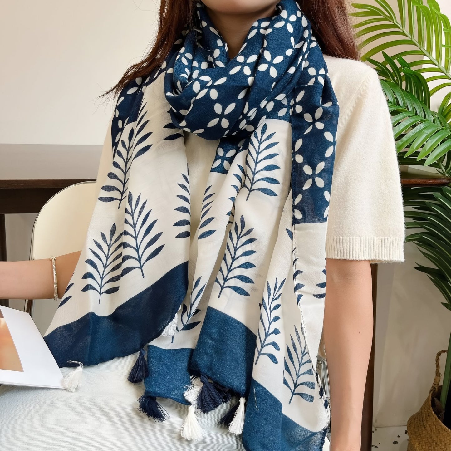 Grand Foulard Femme Bleu Marine et Blanc