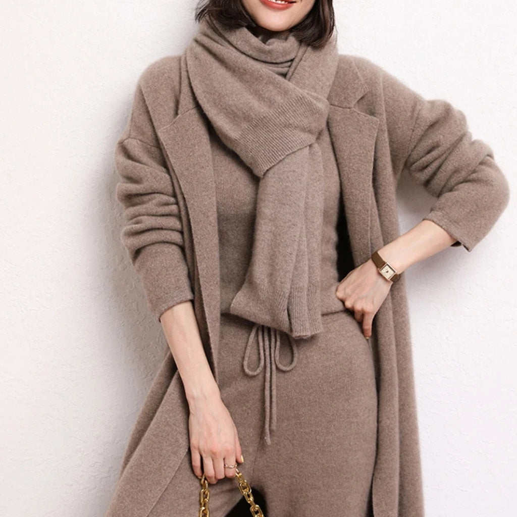 Écharpe Cape en Cachemire Femme portée avec manteau - Beige Doux - Blanc Pur - Noir Charbon - Marron Doux