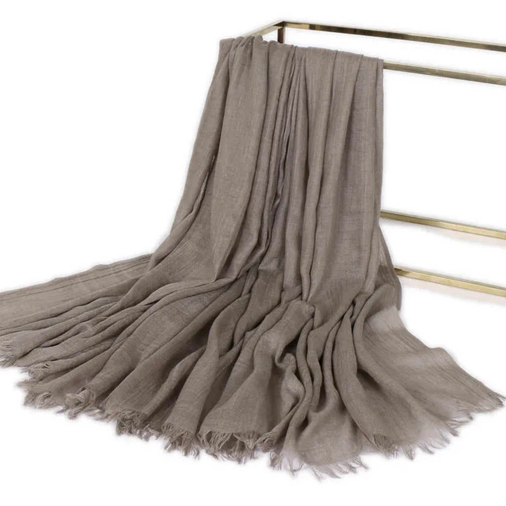 Chèche Coton Uni tissu drapé sur support - Gris Olive - Beige Clair - Jaune Moutarde - Pêche Douce - Marron Terre - Bleu Marine - Terracotta - Bleu Pétrole - Violet Foncé - Bleu Ciel - Terre Cuite - Bordeaux - Gris Clair - Vert Foncé - Corail Doux - Rose Pâle - Blanc Crème - Orange Vif - Corail Éclatant - Vert Menthe