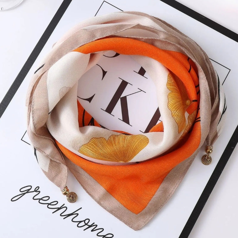 Chèche Foulard Breloques gros plan motif floral - Beige et Moutarde - Orange et Beige - Vert Foncé et Blanc - Rose Pâle et Corail - Crème et Vert Olive - Beige et Noir - Orange Pied de Poule - Violet à Pois - Bleu à Pois - Beige et Blanc - Noir et Blanc - Blanc et Bleu - Marron Fleuri - Rose et Orange
