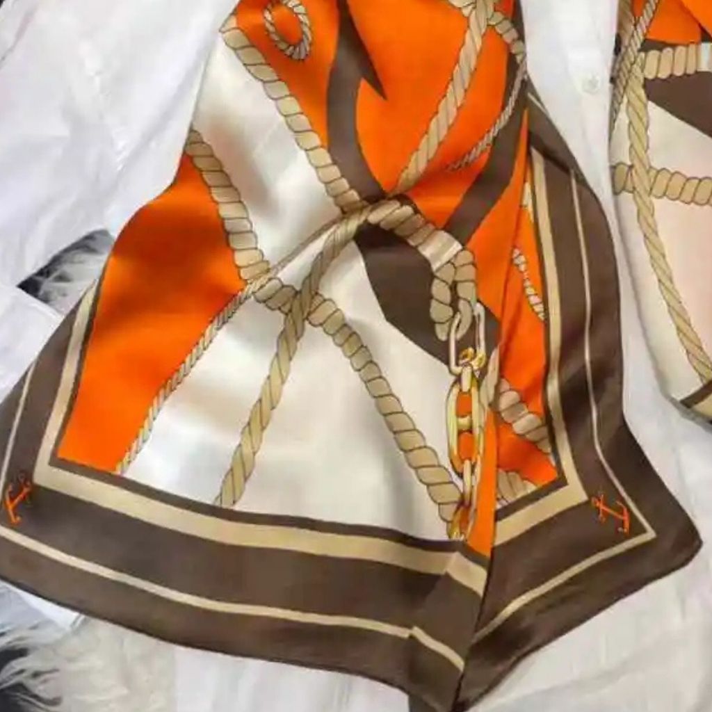 Echarpe Soie Femme Luxe gros plan motif - Orange et Blanc