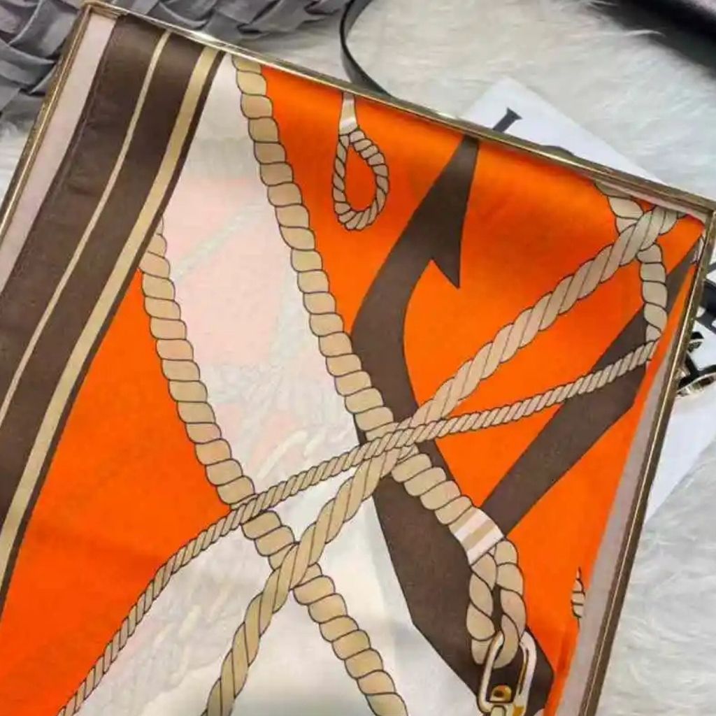 Echarpe Soie Femme Luxe gros plan motif - Orange et Blanc
