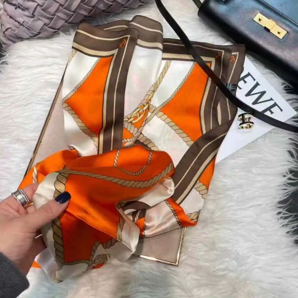 Echarpe Soie Femme Luxe portée à la main - Orange et Blanc