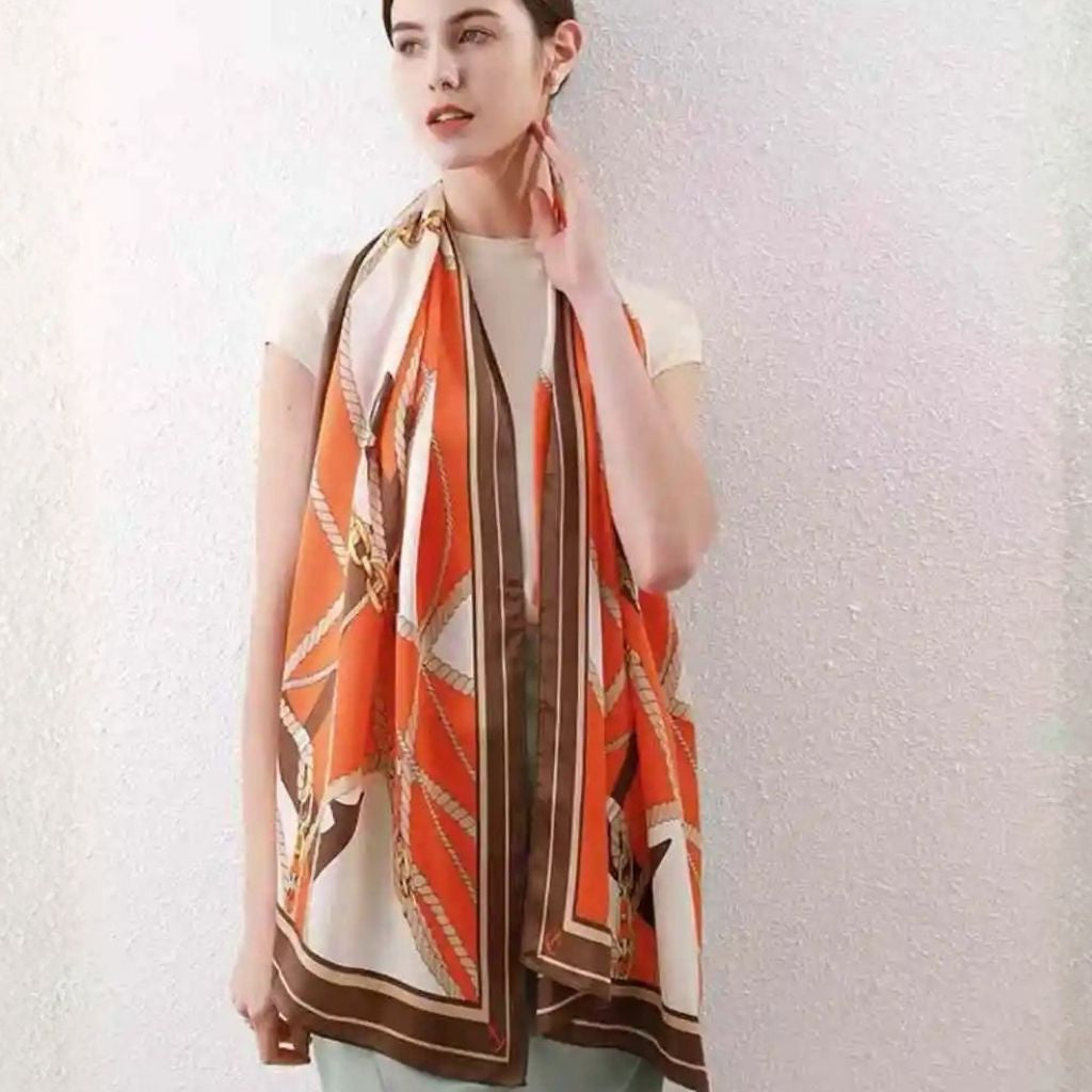 Echarpe Soie Femme Luxe portée autour du cou - Orange et Blanc