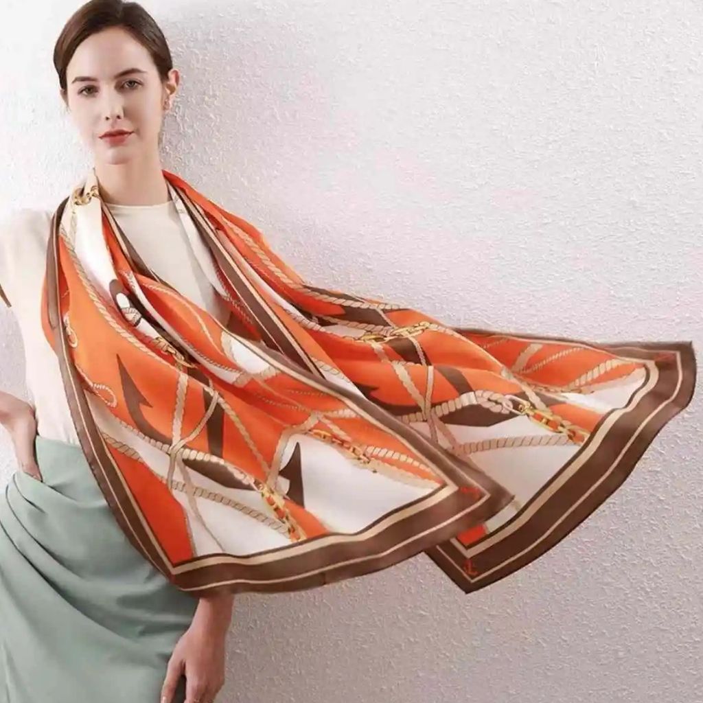 Echarpe Soie Femme Luxe portée autour du cou - Orange et Blanc