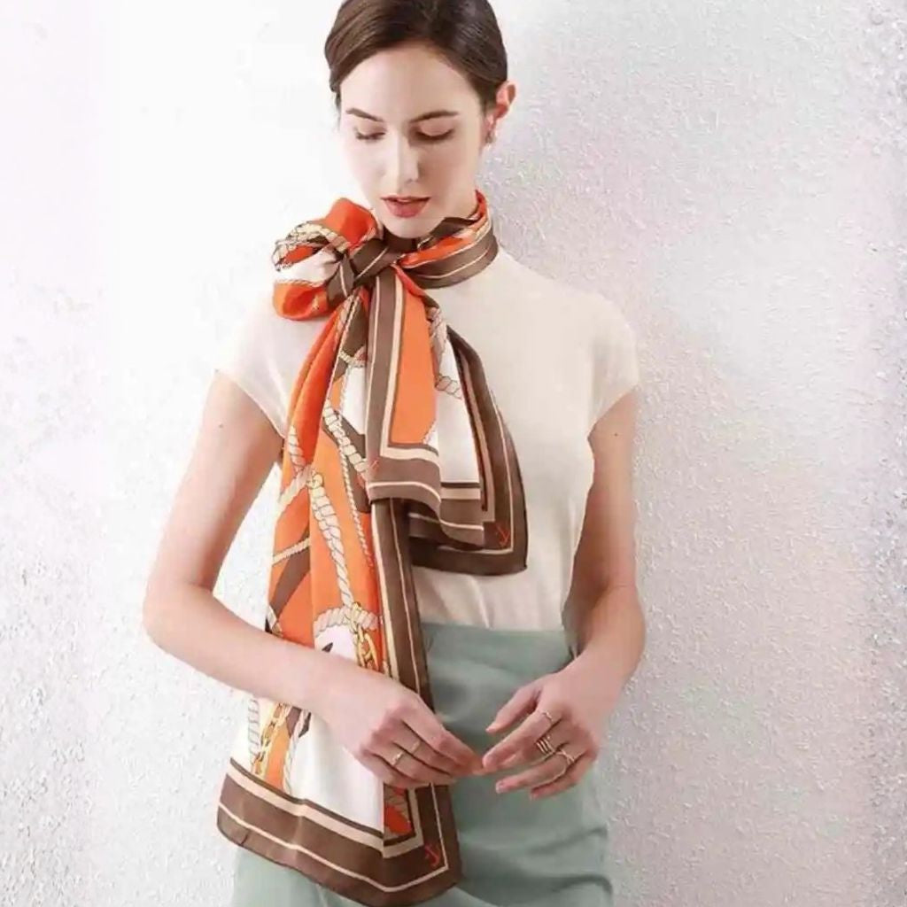 Echarpe Soie Femme Luxe portée autour du cou - Orange et Blanc