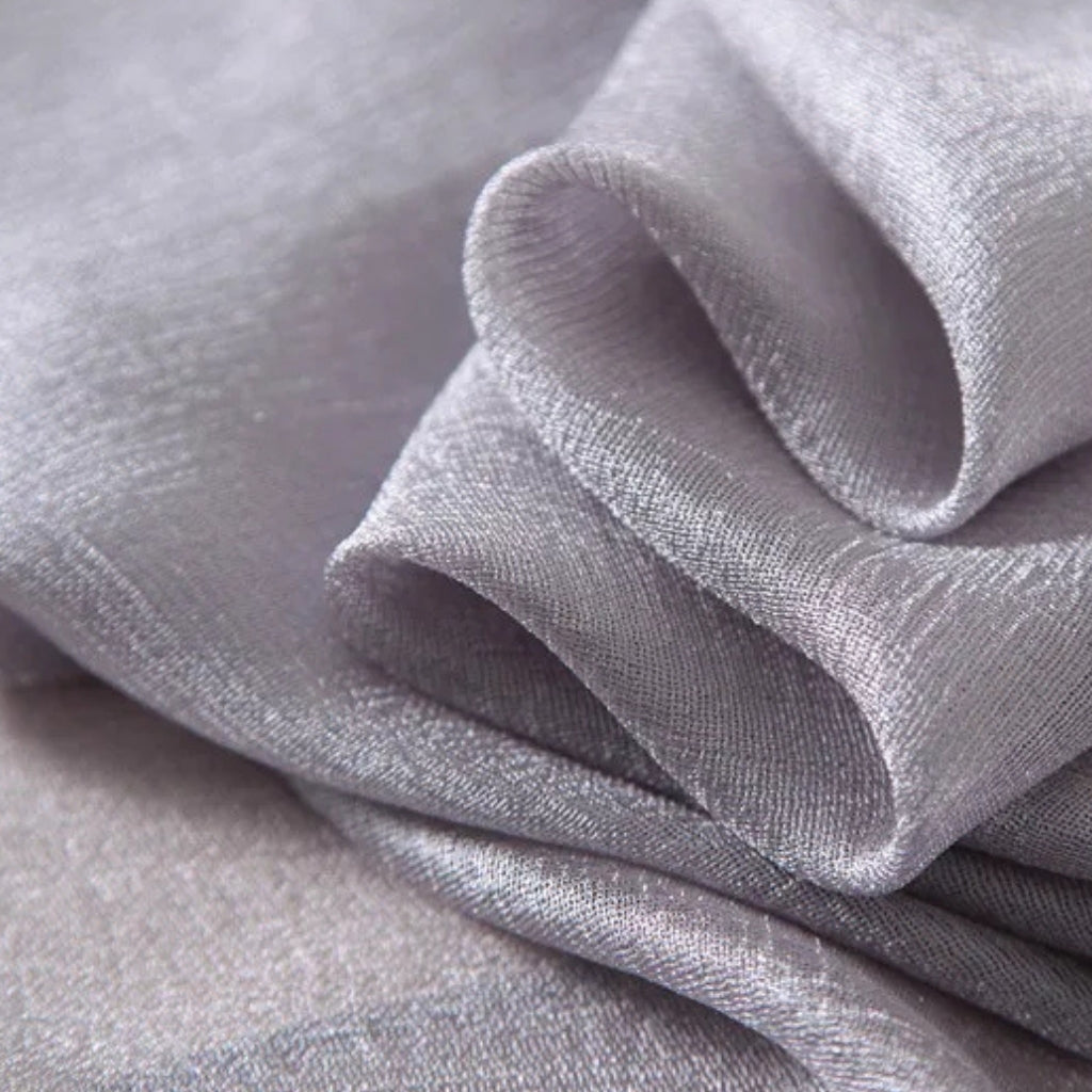 Echarpe Fantaisie Satin gros plan tissu plié - Violet Clair - Bleu Royal - Bleu Pâle - Orange Vif - Beige Doré - Rouge Cerise - Rouge Foncé - Bordeaux