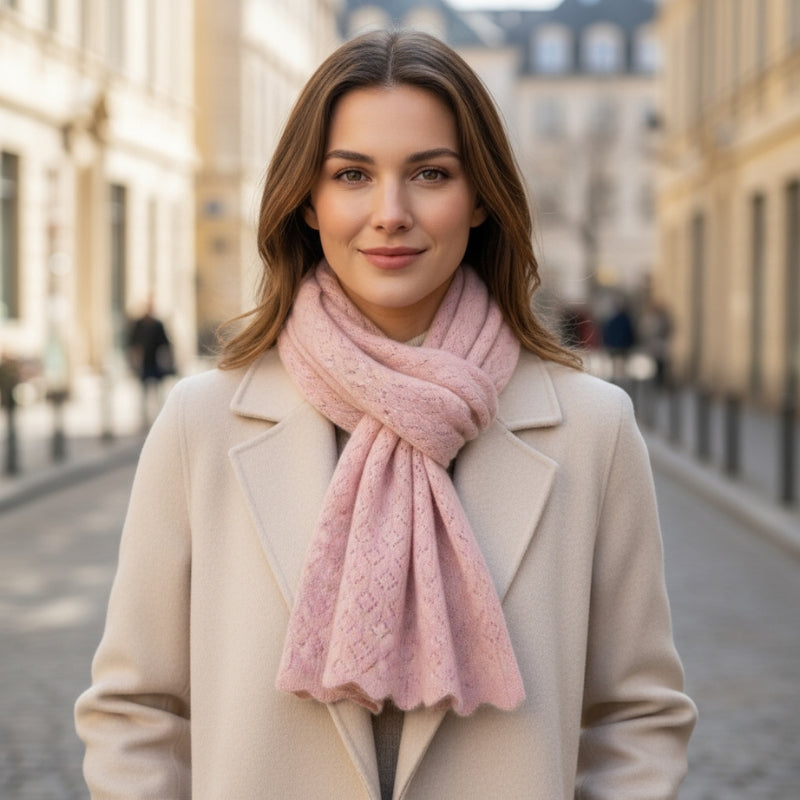 Écharpe Rose Poudré en Cachemire portée autour du cou - Rose