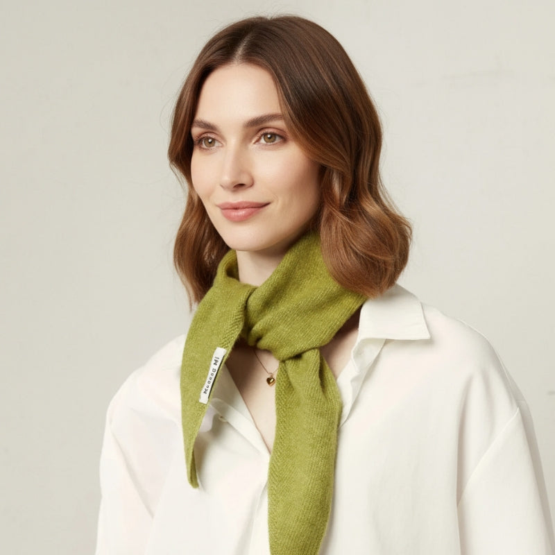 Echarpe Triangle Femme Tricotée portée autour du cou - Pêche Douce - Noir Ébène - Bordeaux - Jaune Moutarde - Vert Olive - Bleu Ciel - Marron Doux - Gris Taupe - Crème Douce - Rose Poudré