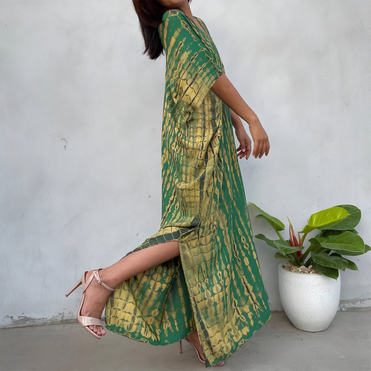 Robe de Plage Boho Style mise en situation portée - Noir - Vert Emeraude - Jaune Clair - Bleu - Blanc et Bleu - Vert Foncé - Vert Olive - Bleu Clair - Rose - Vert Turquoise - Fuchsia - Jaune Foncé - Turquoise Clair - Vert et Rose - Vert et Jaune - Gris Bleu - Noir Imprimé - Noir et Multicouleurs - Multicouleurs