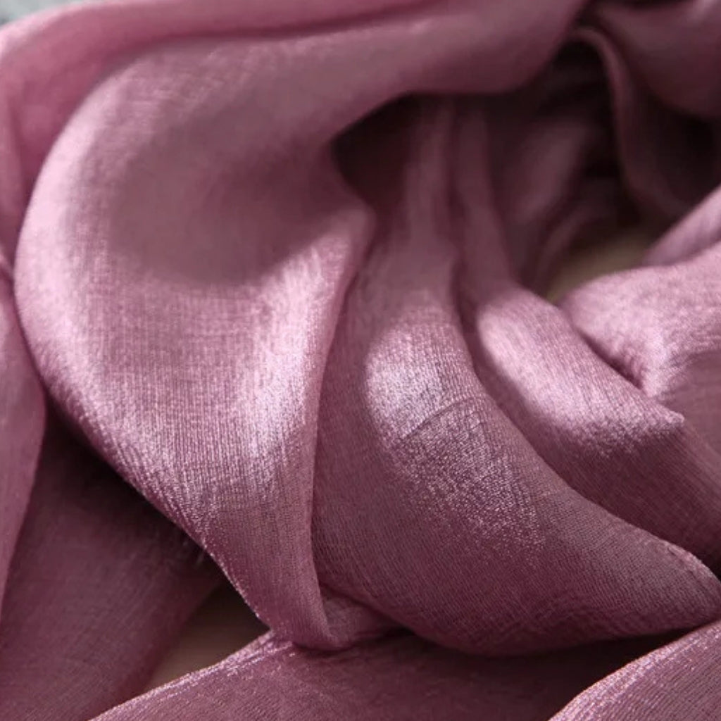 Long Foulard Satiné gros plan tissu froissé - Rose Poudré - Vert Pâle - Vert Émeraude - Corail Satiné - Beige Satiné - Beige Rosé - Rose Fluo - Fuchsia Intense - Bordeaux Satiné - Noir Ébène - Gris Argenté