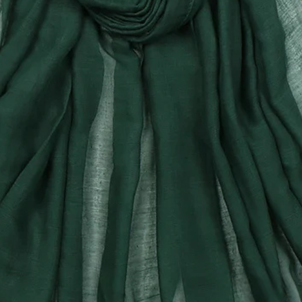 Foulard Viscose Femme gros plan tissu - Violet Prune - Vert Émeraude - Turquoise Clair - Violet Foncé - Bleu Marine - Jaune Moutarde - Marron Chocolat - Jaune Saffran - Marron Foncé - Rouge - Violet Clair - Rose Poudré - Violet Doux - Gris Foncé - Blanc Pur - Gris Clair