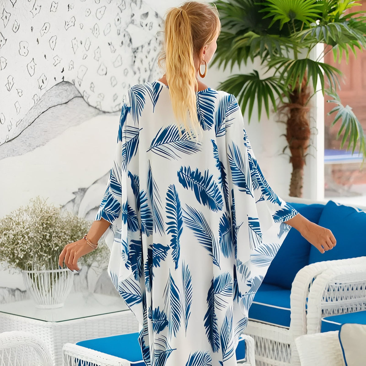 Grande Robe de Plage Colorée à Col V mise en scène avec modèle - Feuilles - Plumes - Rouge - Design - Léopard - Vert - Noir - Tropical Blanc - Zébre - Rose et Noir - Graphique