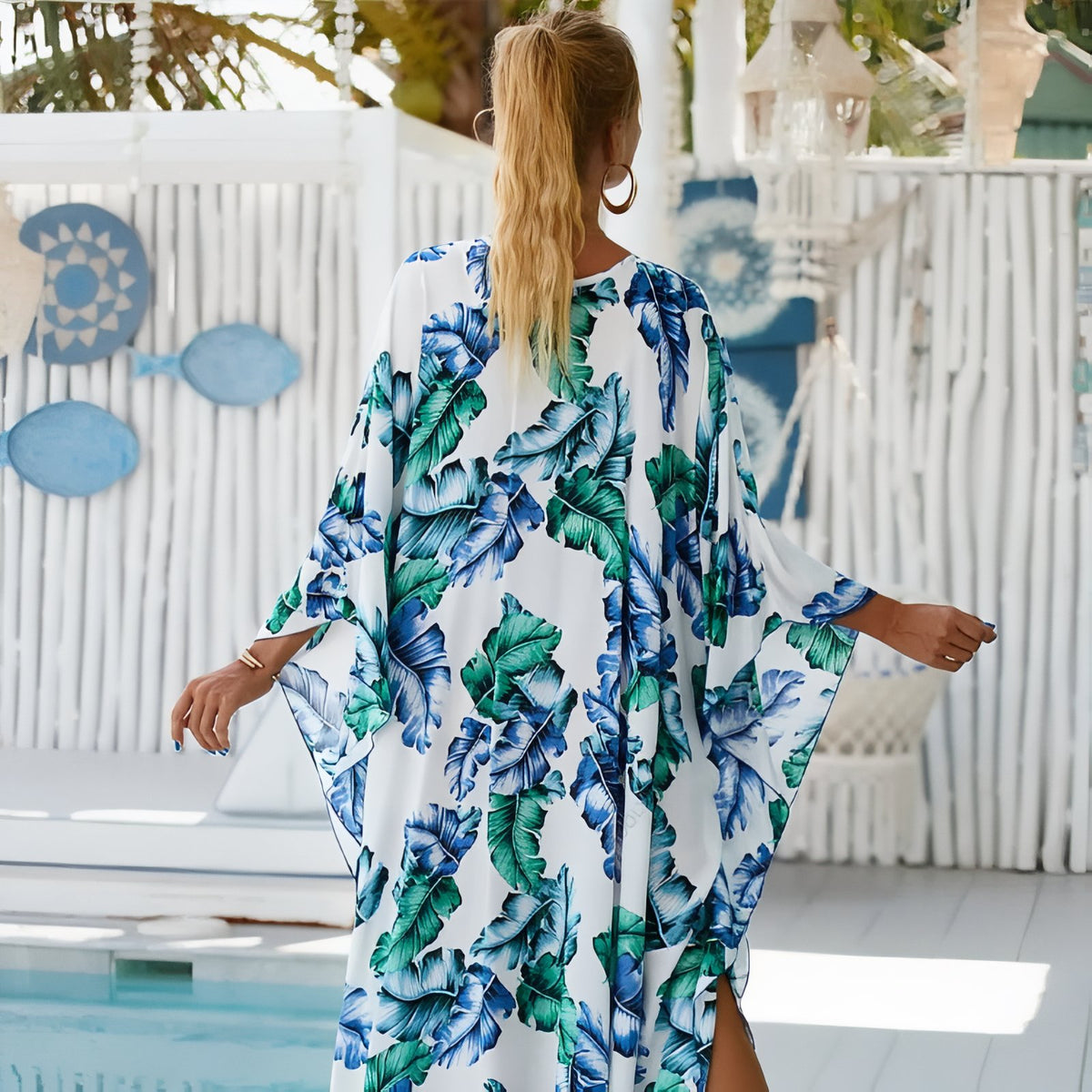 Grande Robe de Plage Colorée à Col V mise en scène extérieure - Feuilles - Plumes - Rouge - Design - Léopard - Vert - Noir - Tropical Blanc - Zébre - Rose et Noir - Graphique