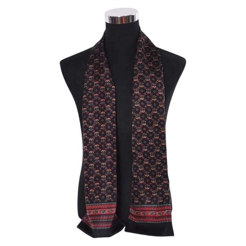 Foulard de Cou en Soie pour Homme portée sur mannequin - Bordeaux et Moutarde - Bleu et Jaune - Bordeaux et Ornementé - Navy et Or - Noir et Rouge - Bordeaux et Orné - Bleu Marine et Doré - Doré et Rouge - Noir à Pois - Navy et Rouge - Bleu et Orné - Marron et Or - Or et Noir - Noir Rouge et Vert - Gris et Bleu