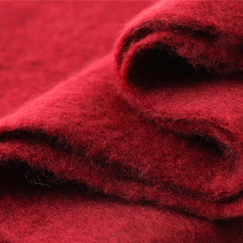 Grosse Echarpe à Franges gros plan tissu plié - Bordeaux - Orange Fluo - Marron Chaud - Fuchsia - Vert Émeraude - Bleu Pâle - Vert Olive - Noir Profond - Crème Écrue - Bleu Ciel - Fuchsia Fluo - Vert Canard - Lavande Douce - Rouge Vif - Gris Foncé - Beige Doux