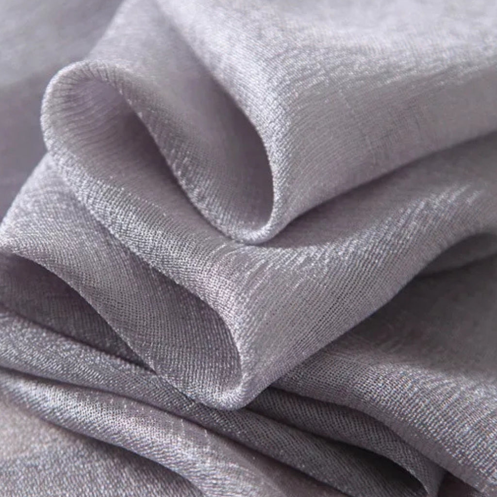 Long Foulard Satiné gros plan tissu froissé - Rose Poudré - Vert Pâle - Vert Émeraude - Corail Satiné - Beige Satiné - Beige Rosé - Rose Fluo - Fuchsia Intense - Bordeaux Satiné - Noir Ébène - Gris Argenté