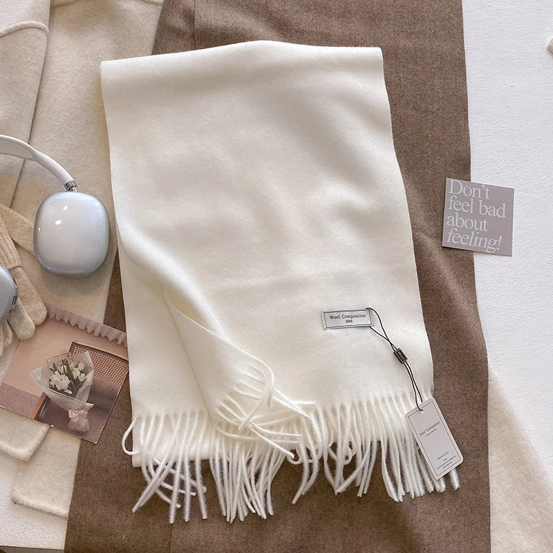 Echarpe à Franges Blanche mise en scène avec accessoires - Blanc