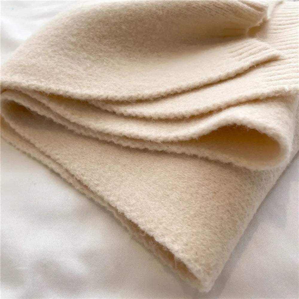 Echarpe Fine Femme Couleur Unie gros plan plié - Beige Clair - Beige Foncé - Beige Sable - Vert Émeraude - Vert Sapin - Bleu Royal - Marron Chocolat - Orange Brûlé - Rouge Vif - Noir Ébène - Bleu Poudré - Gris Clair - Rose Poudré - Jaune Moutarde