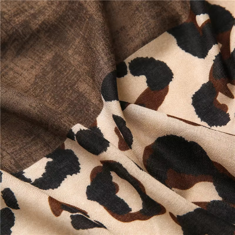 Echarpe Motif Leopard Femme gros plan motif léopard - Bleu et Marron - Vert et Beige - Rouge et Beige - Jaune et Gris