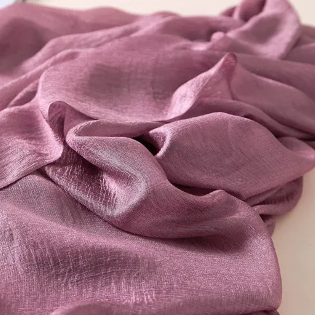 Long Foulard Satiné gros plan tissu froissé - Rose Poudré - Vert Pâle - Vert Émeraude - Corail Satiné - Beige Satiné - Beige Rosé - Rose Fluo - Fuchsia Intense - Bordeaux Satiné - Noir Ébène - Gris Argenté
