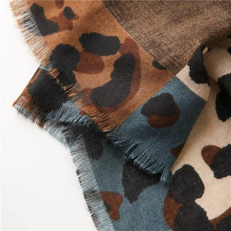 Echarpe Motif Leopard Femme gros plan motif léopard - Bleu et Marron - Vert et Beige - Rouge et Beige - Jaune et Gris