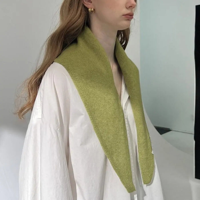 Echarpe Triangle Femme Tricotée portée autour du cou - Pêche Douce - Noir Ébène - Bordeaux - Jaune Moutarde - Vert Olive - Bleu Ciel - Marron Doux - Gris Taupe - Crème Douce - Rose Poudré