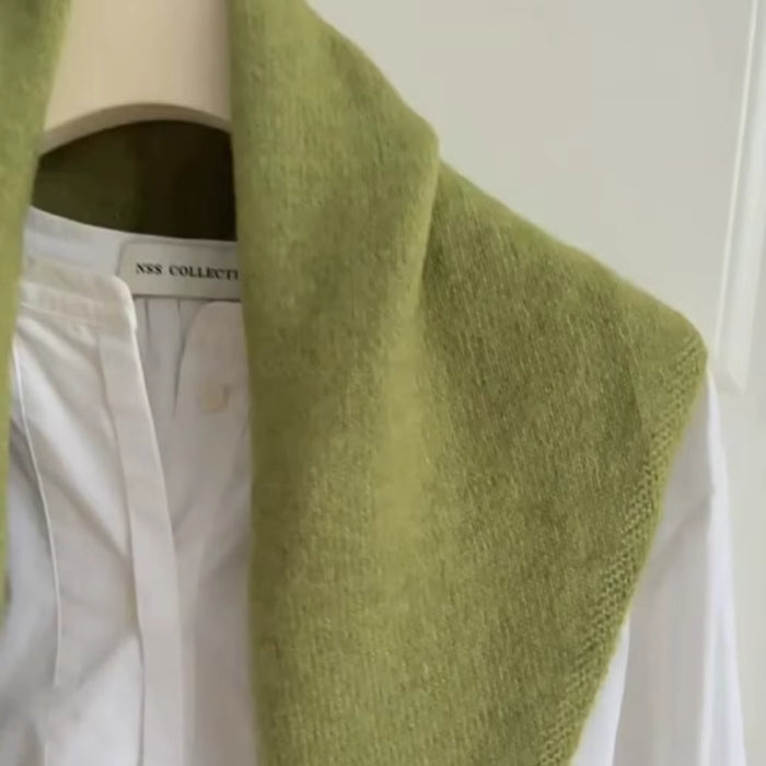 Echarpe Triangle Femme Tricotée gros plan écharpe portée - Pêche Douce - Noir Ébène - Bordeaux - Jaune Moutarde - Vert Olive - Bleu Ciel - Marron Doux - Gris Taupe - Crème Douce - Rose Poudré