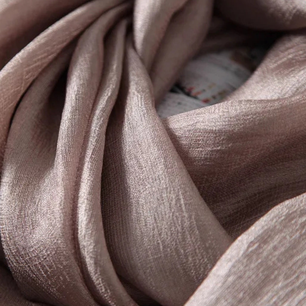 Long Foulard Satiné gros plan tissu froissé - Rose Poudré - Vert Pâle - Vert Émeraude - Corail Satiné - Beige Satiné - Beige Rosé - Rose Fluo - Fuchsia Intense - Bordeaux Satiné - Noir Ébène - Gris Argenté