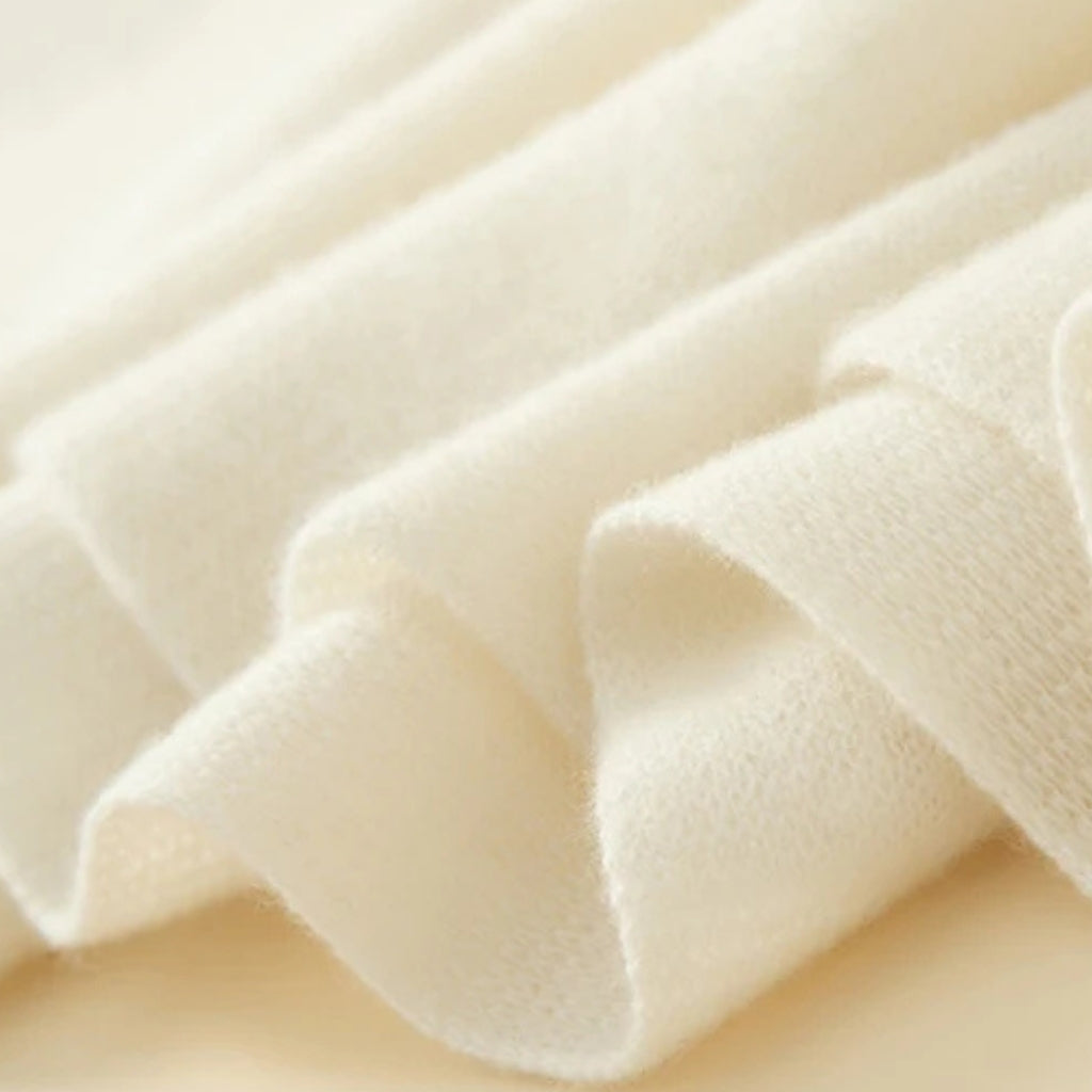 Écharpe Cape en Cachemire Femme gros plan tissu plié - Beige Doux - Blanc Pur - Noir Charbon - Marron Doux