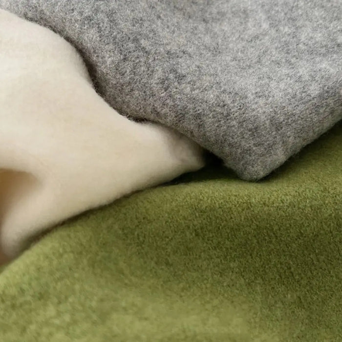 Echarpe Triangle Femme Tricotée gros plan de tissus - Pêche Douce - Noir Ébène - Bordeaux - Jaune Moutarde - Vert Olive - Bleu Ciel - Marron Doux - Gris Taupe - Crème Douce - Rose Poudré