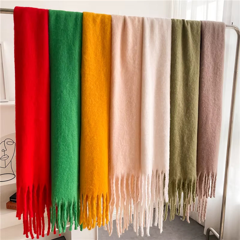 Grosse Echarpe à Franges sept écharpes alignées - Bordeaux - Orange Fluo - Marron Chaud - Fuchsia - Vert Émeraude - Bleu Pâle - Vert Olive - Noir Profond - Crème Écrue - Bleu Ciel - Fuchsia Fluo - Vert Canard - Lavande Douce - Rouge Vif - Gris Foncé - Beige Doux