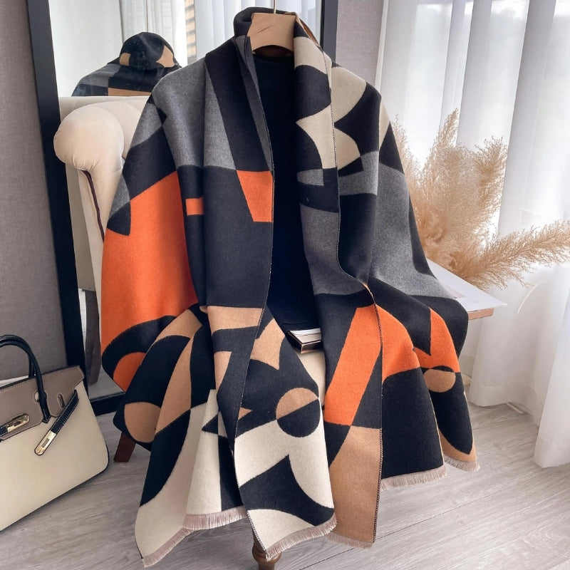 Etole à Motif Camélia Géométrique mise en scène avec sac - Beige et Orange - Beige et Marron - Rose et Marine - Marine et Beige - Lavande et Beige