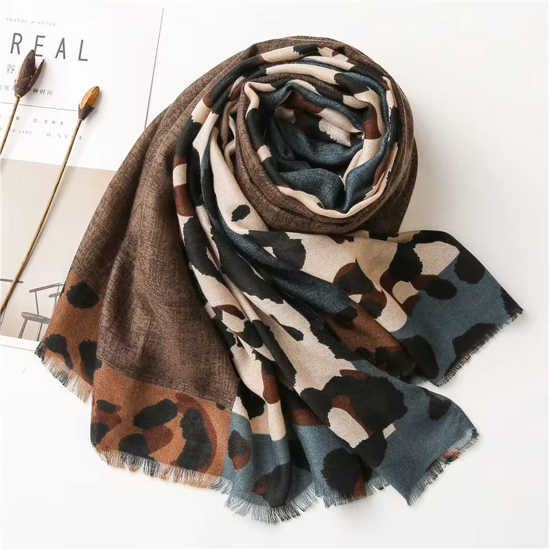 Echarpe Motif Leopard Femme roulé sur une surface - Bleu et Marron - Vert et Beige - Rouge et Beige - Jaune et Gris
