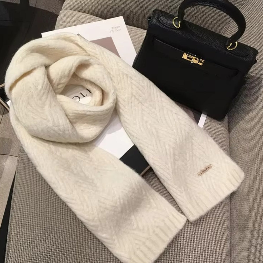 Echarpe Duveteuse Femme mise en scène avec sac - Crème Écrue - Gris Clair - Marron Foncé - Gris Foncé - Beige Clair