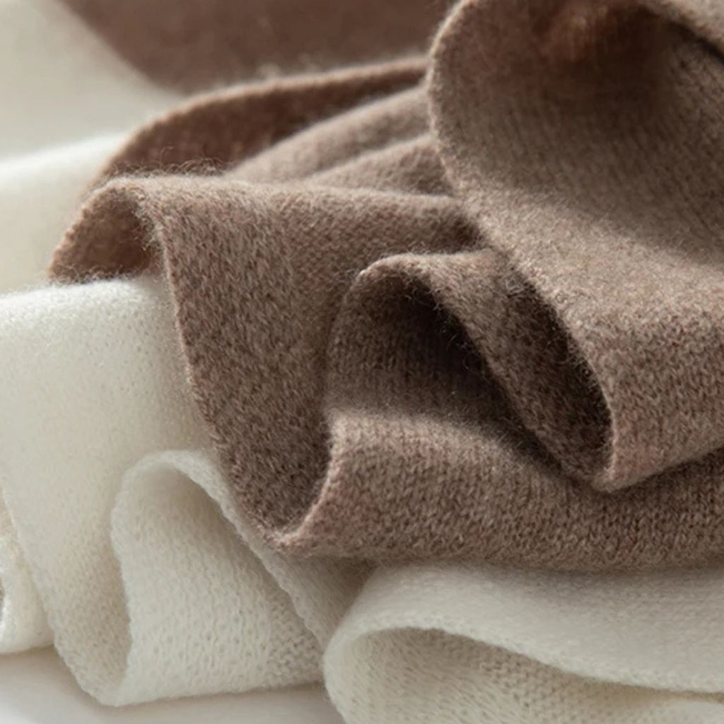 Écharpe Bicolore Cachemire Femme gros plan texture matière - Bordeaux et Beige Clair - Beige Clair et Blanc - Beige Foncé et Blanc - Beige Sable et Crème - Gris Clair et Gris Foncé