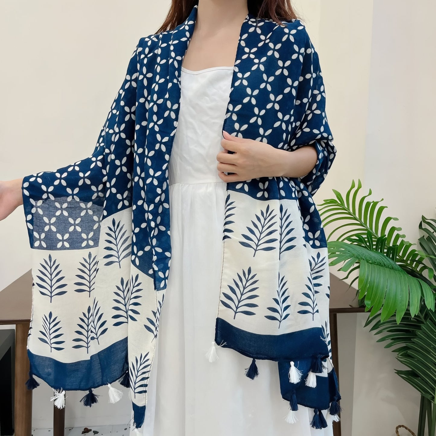 Grand Foulard Femme Bleu Marine et Blanc