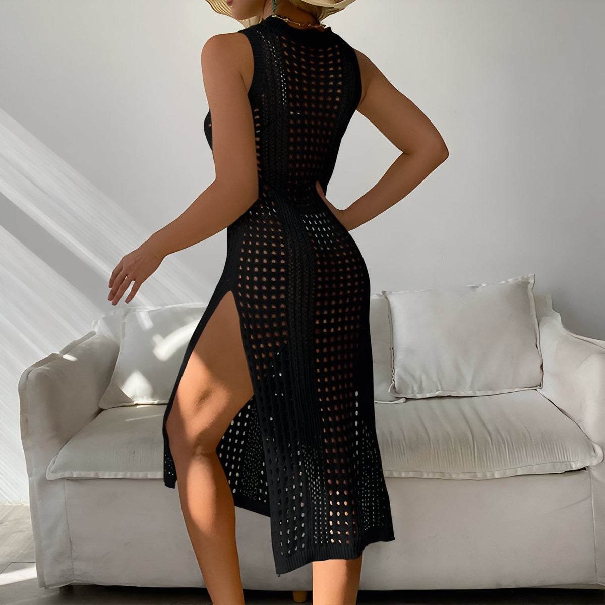 Robe de Plage Ajourée en Maille portée de dos - Noir - Beige - Blanc - Vert - Rose