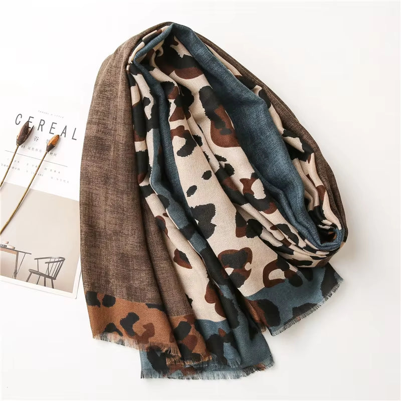 Echarpe Motif Leopard Femme gros plan motif léopard - Bleu et Marron - Vert et Beige - Rouge et Beige - Jaune et Gris