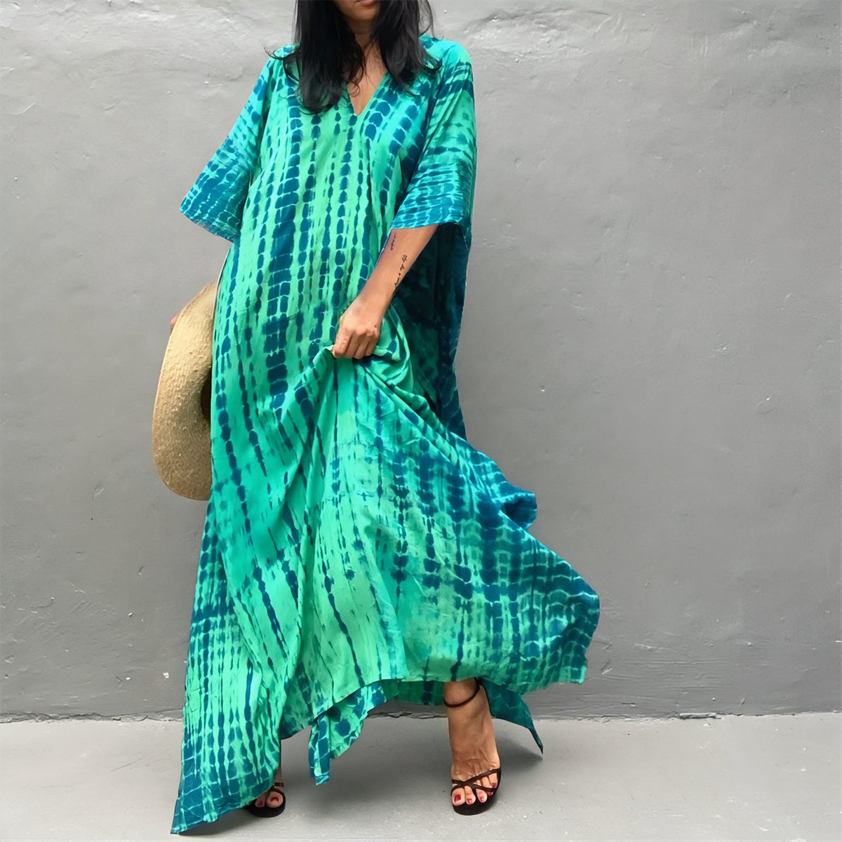 Robe de Plage Boho Style portée avec chapeau - Noir - Vert Emeraude - Jaune Clair - Bleu - Blanc et Bleu - Vert Foncé - Vert Olive - Bleu Clair - Rose - Vert Turquoise - Fuchsia - Jaune Foncé - Turquoise Clair - Vert et Rose - Vert et Jaune - Gris Bleu - Noir Imprimé - Noir et Multicouleurs - Multicouleurs