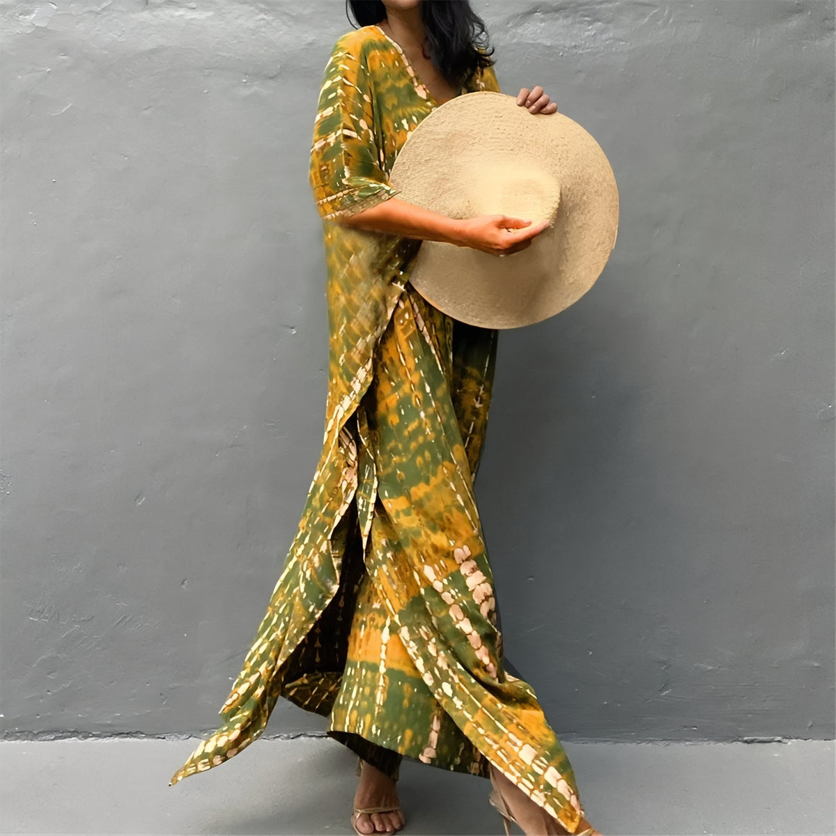 Robe de Plage Boho Style portée avec chapeau - Noir - Vert Emeraude - Jaune Clair - Bleu - Blanc et Bleu - Vert Foncé - Vert Olive - Bleu Clair - Rose - Vert Turquoise - Fuchsia - Jaune Foncé - Turquoise Clair - Vert et Rose - Vert et Jaune - Gris Bleu - Noir Imprimé - Noir et Multicouleurs - Multicouleurs