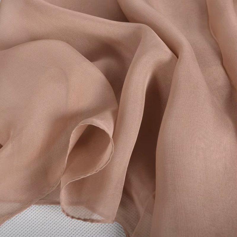 Foulard Soie Femme Chic gros plan tissu - Bleu Clair - Vert Émeraude - Jaune Moutarde - Bleu Ciel - Fuchsia - Noir - Taupe - Bleu Électrique - Bordeaux - Lavande