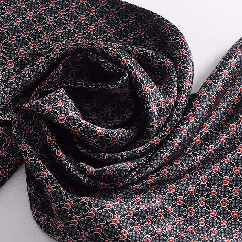 Foulard de Cou en Soie pour Homme détail motif tissu - Bordeaux et Moutarde - Bleu et Jaune - Bordeaux et Ornementé - Navy et Or - Noir et Rouge - Bordeaux et Orné - Bleu Marine et Doré - Doré et Rouge - Noir à Pois - Navy et Rouge - Bleu et Orné - Marron et Or - Or et Noir - Noir Rouge et Vert - Gris et Bleu