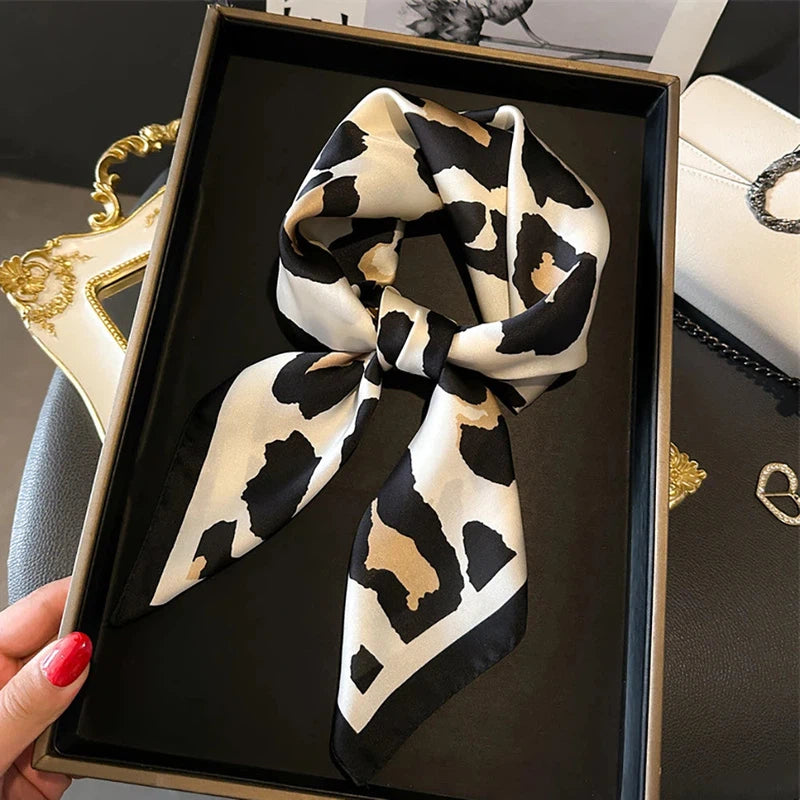 Foulard Mousseline Imprimé Léopard Beige et Noir 70x70cm