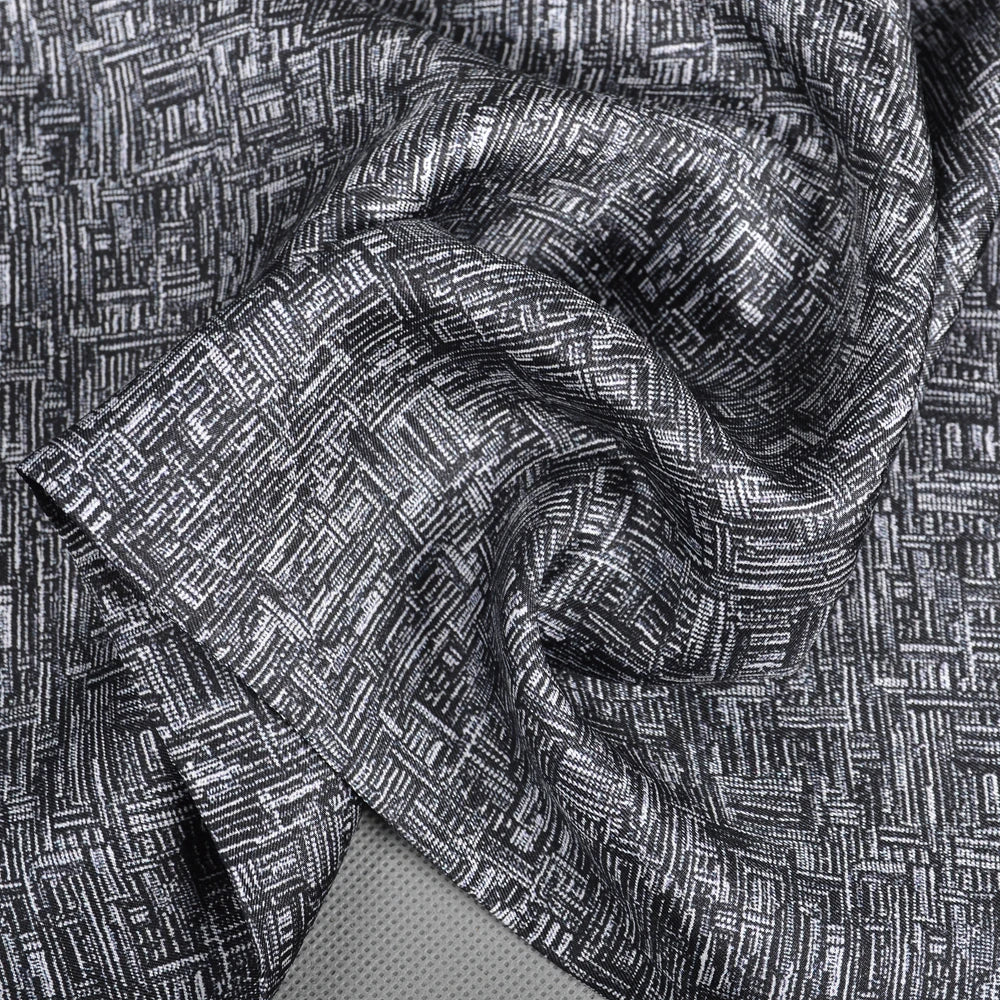 Echarpe Soie Homme à Motif Cachemire gros plan motif tissu - Bordeaux et Beige - Marron et Bleu Marine - Noir et Bleu Pailleté - Bleu Nuit et Or - Marron et Or - Noir et Or - Marron et Beige - Gris et Bleu Marine - Bleu Marine et Doré - Bleu Marine et Argent