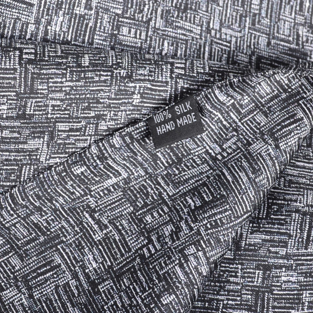 Echarpe Soie Homme à Motif Cachemire gros plan motif tissu - Bordeaux et Beige - Marron et Bleu Marine - Noir et Bleu Pailleté - Bleu Nuit et Or - Marron et Or - Noir et Or - Marron et Beige - Gris et Bleu Marine - Bleu Marine et Doré - Bleu Marine et Argent